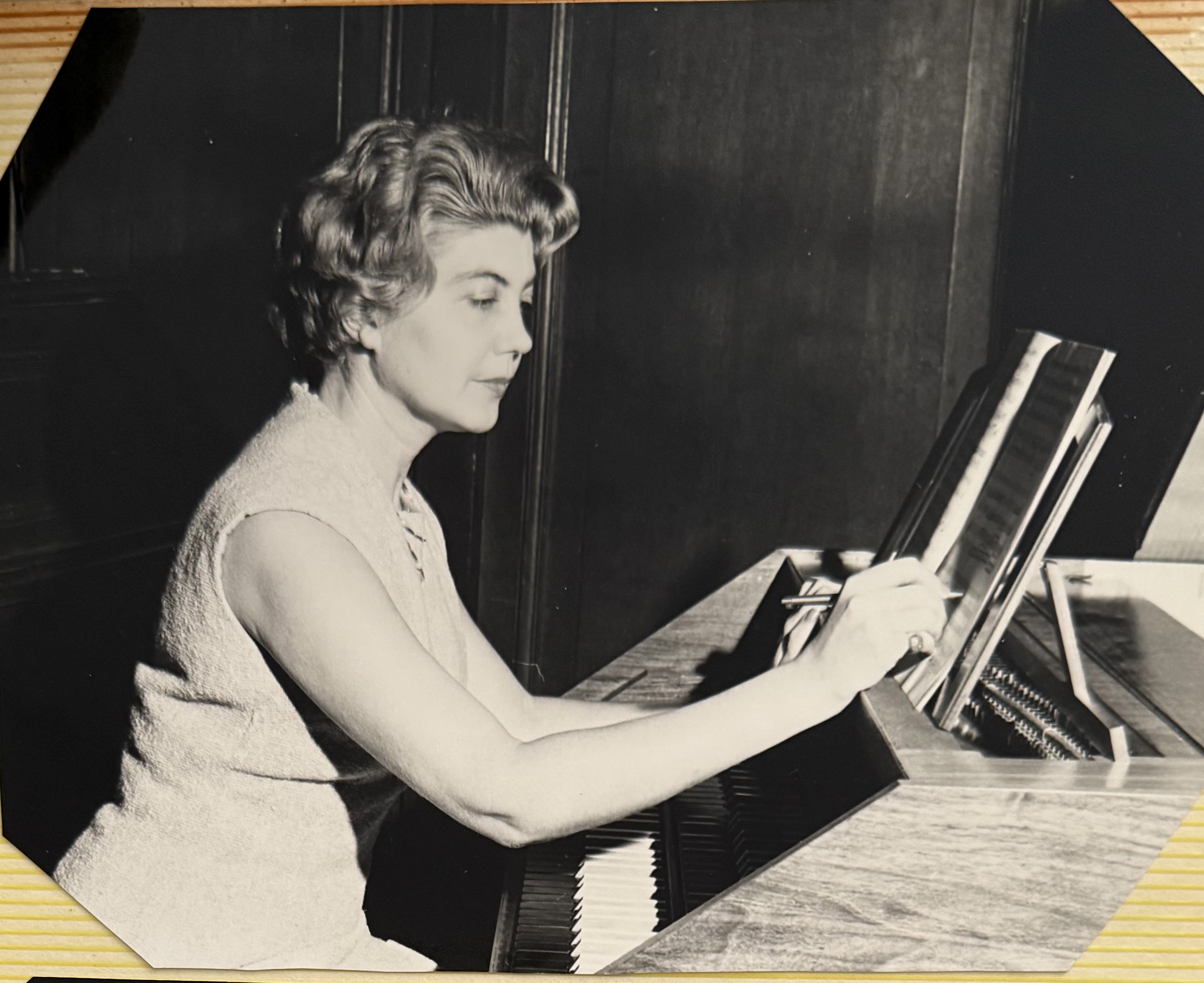Huguette Grémy-Chauliac au clavecin, crayon à la main